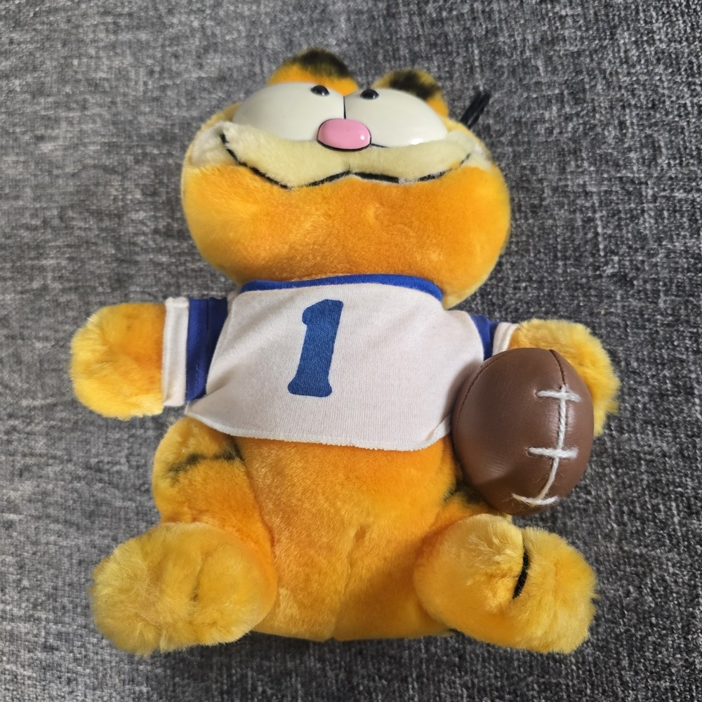 Vintage 1981 Dakin Garfield the Cat # 1 Football Star Plush Stuffed Animal  9"